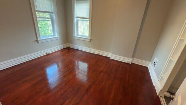 Building Photo - 2 bed/1 bath upper unit
