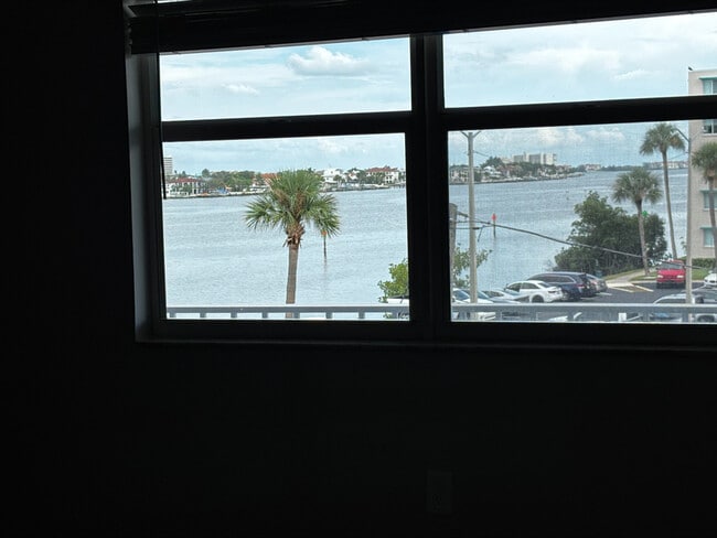 Building Photo - 1859 Shore Dr S