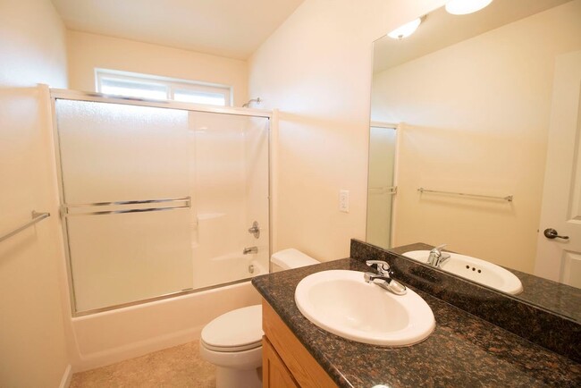 Building Photo - This spacious upstairs 2 bedroom, 2 bath apartment