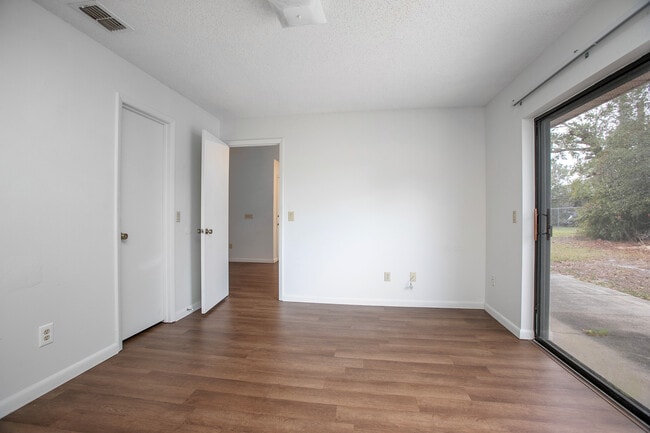 Building Photo - 142 Cascade St