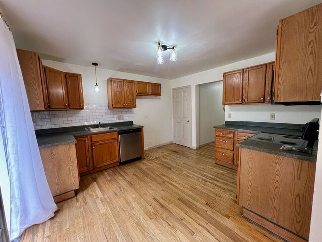 Building Photo - Townhome in a Great Community! 3bd/2.5ba