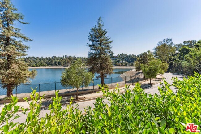 Building Photo - 2055 W Silver Lake Dr