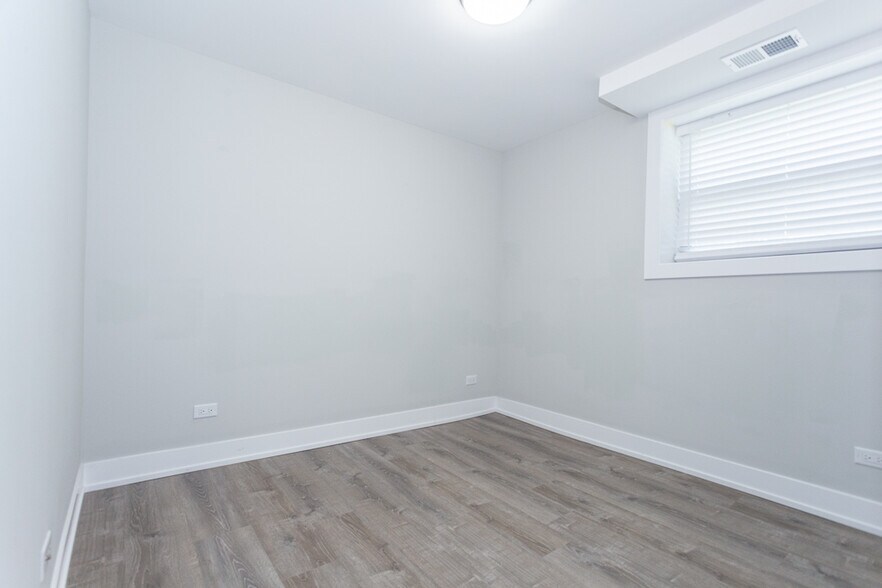 Building Photo - 912 Crain St