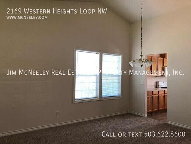 Building Photo - West Salem Home with Great Views!