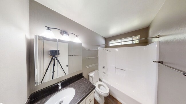 Building Photo - Cozy 2 bedroom 1 bathroom