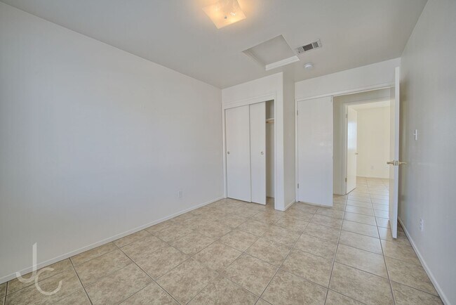 Building Photo - 1206