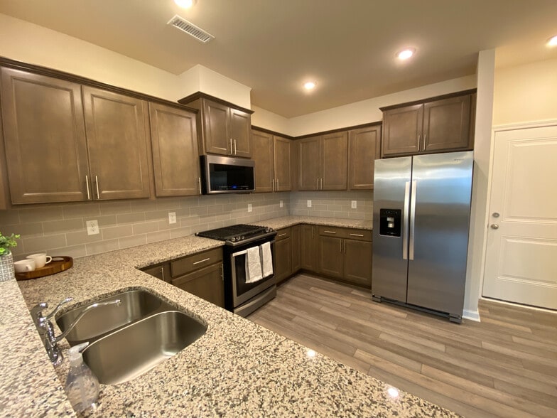 Building Photo - Room in Townhome on Talley St