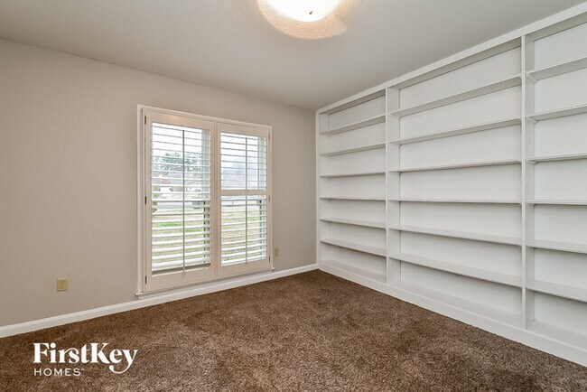 Building Photo - 8861 Reflections Cove