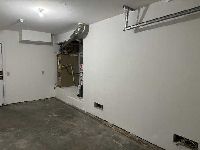 Building Photo - 16645 Valencia Ave
