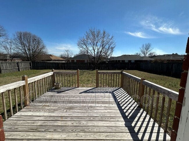 Building Photo - 221 Taylor Cir