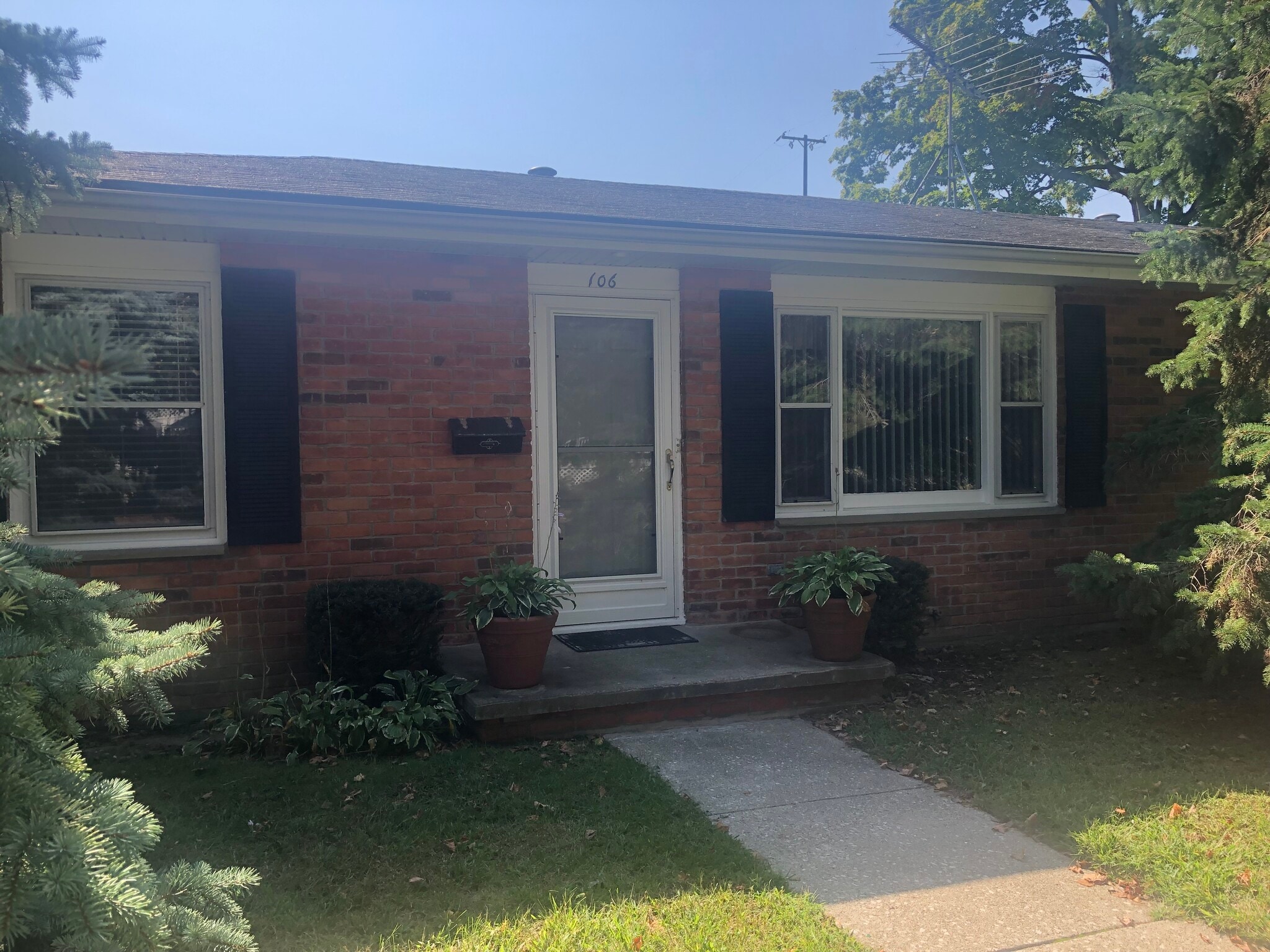 Building Photo - 106 E 2nd St