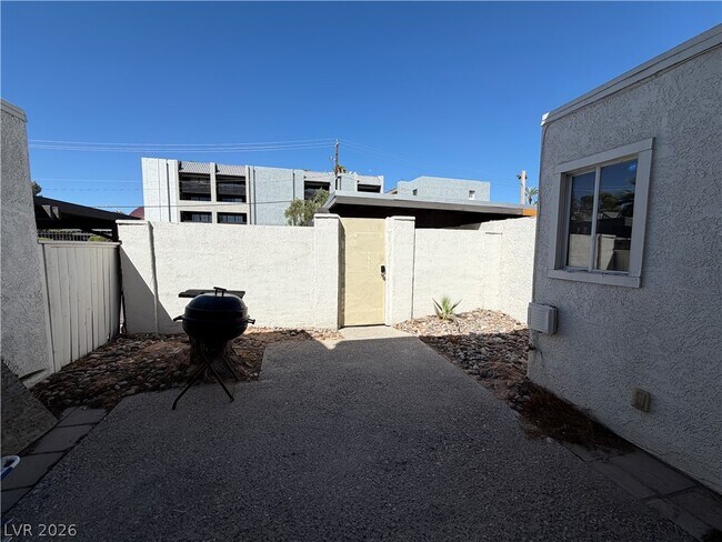 Building Photo - 570 Willow Green Dr
