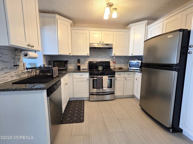 Building Photo - 126 Tulip Ln