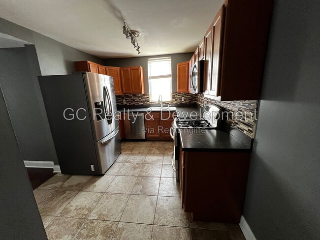 Building Photo - 2840 N Maplewood Ave