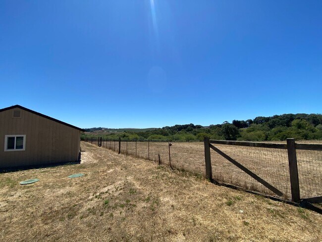 Building Photo - Private, Gated and Views -2 Bdm 2 Bath Gra...