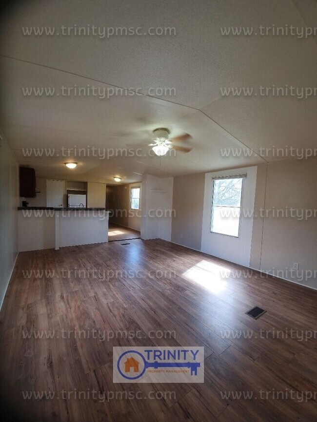 Building Photo - HUGE LOT! Pets welcome!