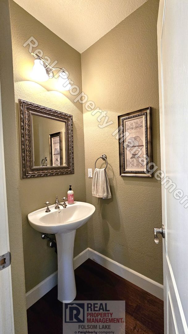 Building Photo - Exquisitely Furnished 3bd 2.5ba - Folsom in The Parkway Neighborhood