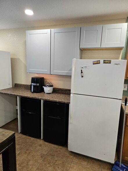 Spare overflow fridge. - 5935 Bronco Way