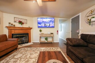 Building Photo - Modern Furnished 2 Bed/2 Bath Home • Laundry • Internet Included