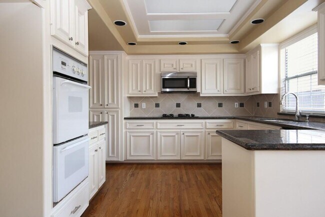 Building Photo - Stylish 3-Bedroom Townhome in Coveted Rive...