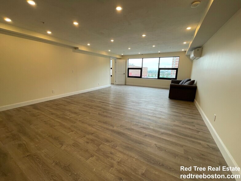 Building Photo - 1022 Commonwealth Ave