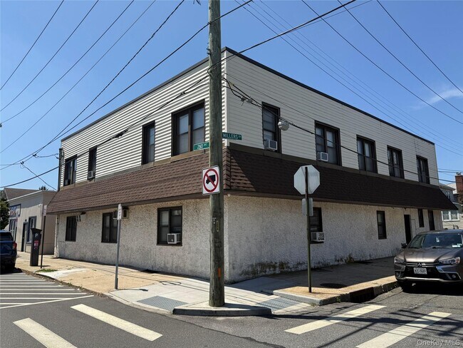 Building Photo - 1219 2nd Ave