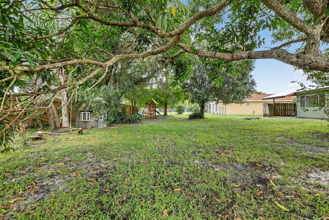 Building Photo - 2252 SE Aneci St