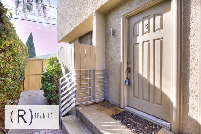Building Photo - Gorgeous townhouse in a quiet 6-unit gated complex