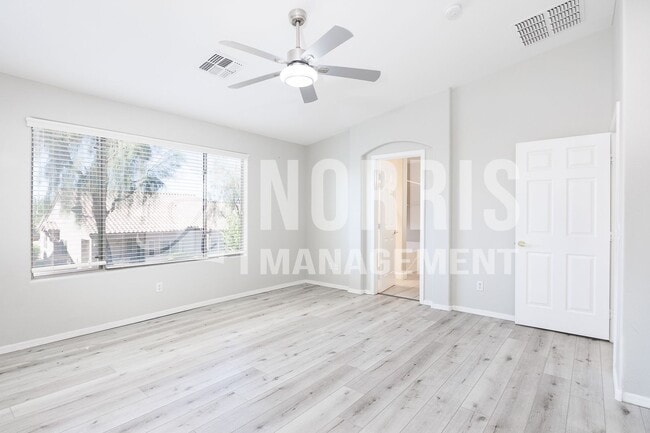 Building Photo - 1553 E Alba Dr