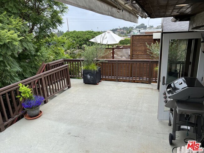 Building Photo - 1019 Camino Real