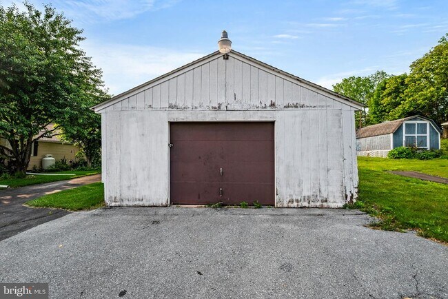 Building Photo - 8255 Mertztown Rd