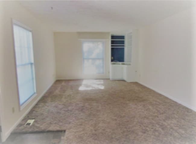 Building Photo - 1176 E Commons Dr