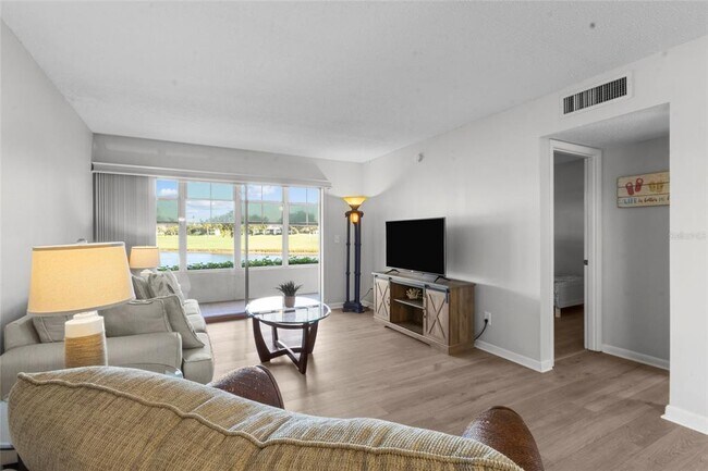 Building Photo - 7193 W Country Club Dr N