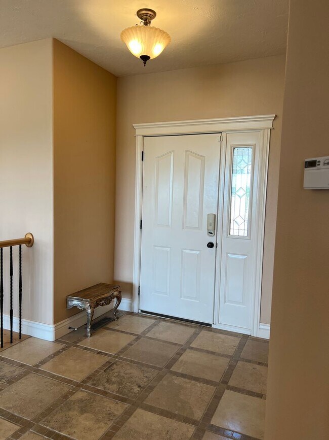 Building Photo - Stunning 5 bed 3.5 bath twin-home on the R...
