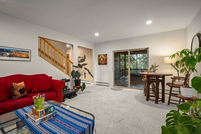 Building Photo - 697 Carson Ct