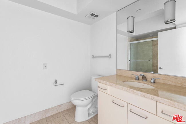 Building Photo - 13600 Marina Pointe Dr