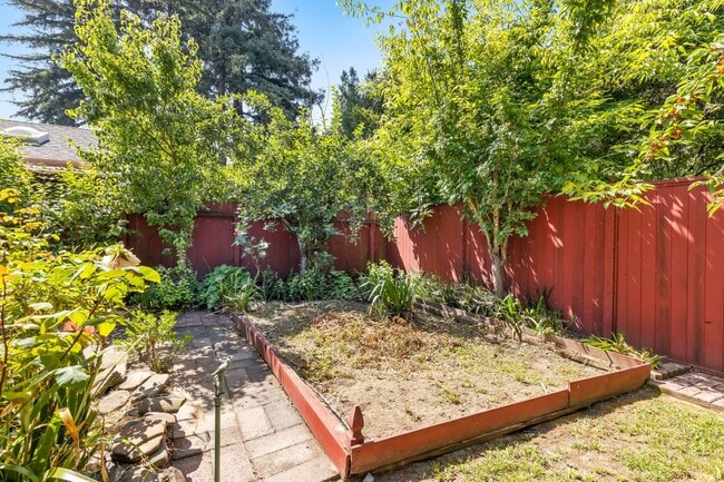 Building Photo - Charming Single-Level 3 Bedroom, 2 Bath Home