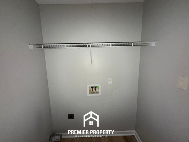 Building Photo - 270 Village Dr