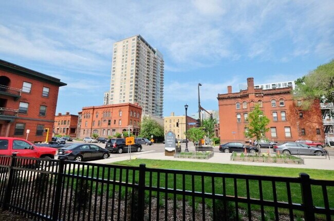 Building Photo - 706 S 9th St