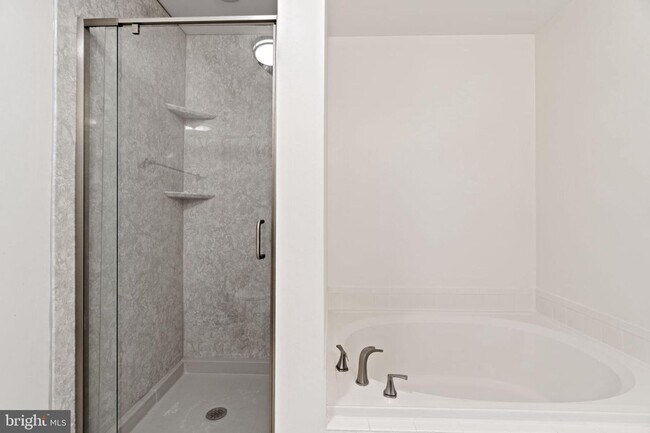 Building Photo - Live the Life with Convenience and Style!