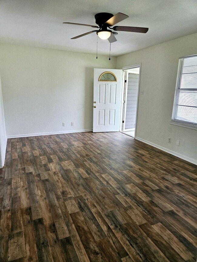 Building Photo - 3 BEDROOM AVAILABLE NOW!