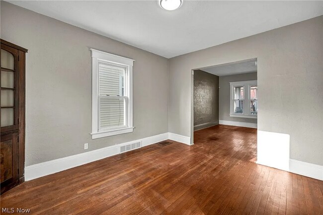 Building Photo - 5614 Drake Ave