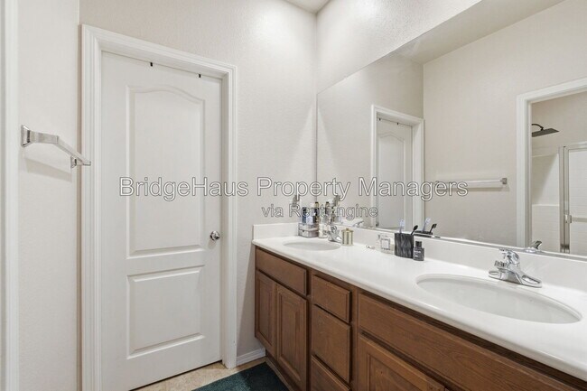 Building Photo - 425 S Meadowbrook Dr