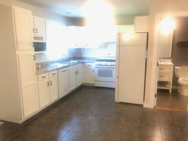 Building Photo - Gorgeous 2 BR Townhouse in Normal