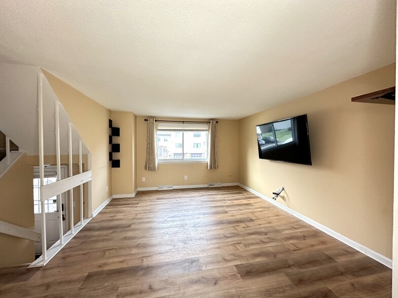 Building Photo - 362 Cameco Cir