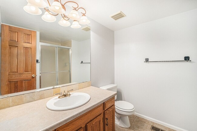 Building Photo - Light & Bright End Unit Townhouse