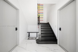 Building Photo - 403 SW 12th Ave