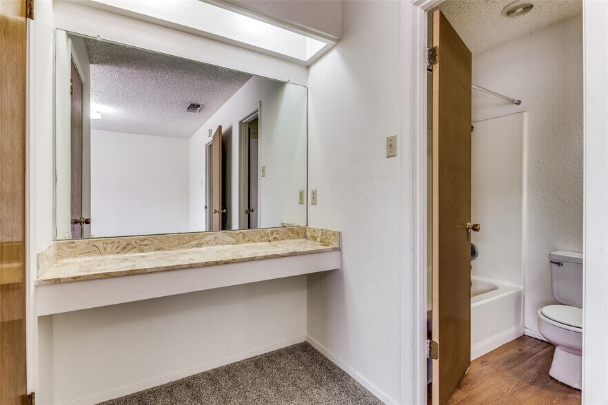 Building Photo - 1140 Jameson St