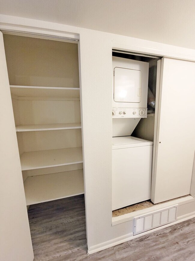 Building Photo - 3 Bedroom 2 Bath Condo Available Now!
