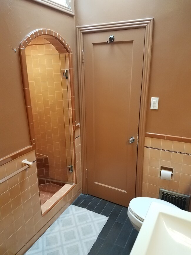 Bathroom - 295 Oxford St